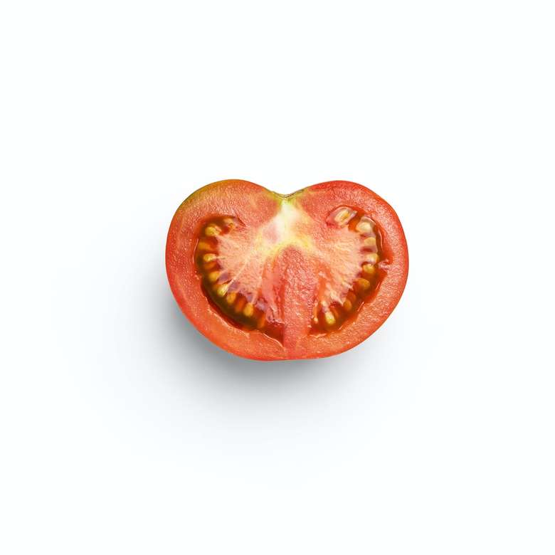 geschnittene Tomate auf weißem Hintergrund Online-Puzzle