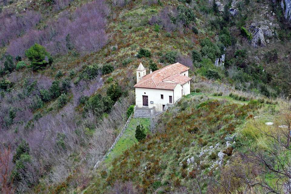 Iglesia de montaña Maratea región Basilicata Italia rompecabezas en línea