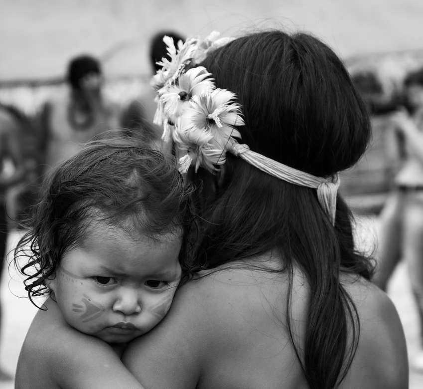 Момиченце от гуарани на гушкането на мама онлайн пъзел