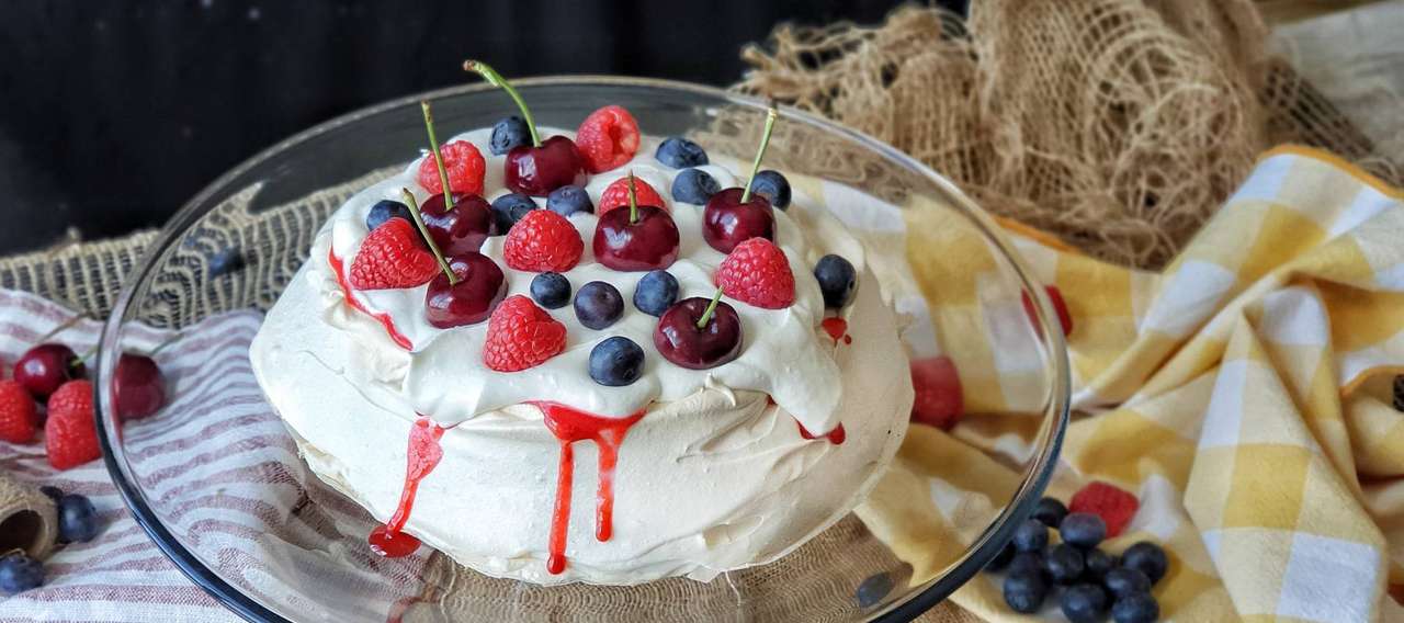 Десерт из красных фруктов пазл онлайн