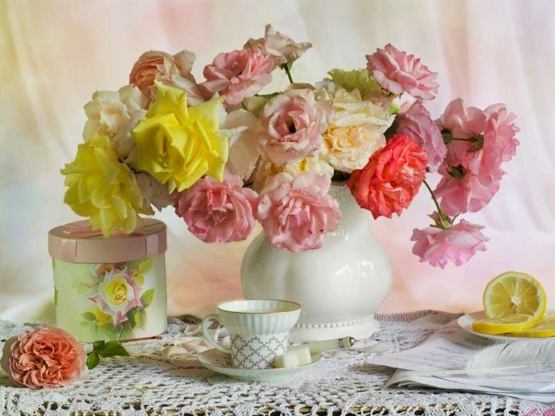 Színes rózsák egy vázában online puzzle