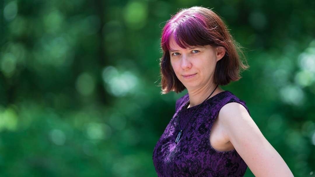 vrouw in paarse mouwloze top online puzzel