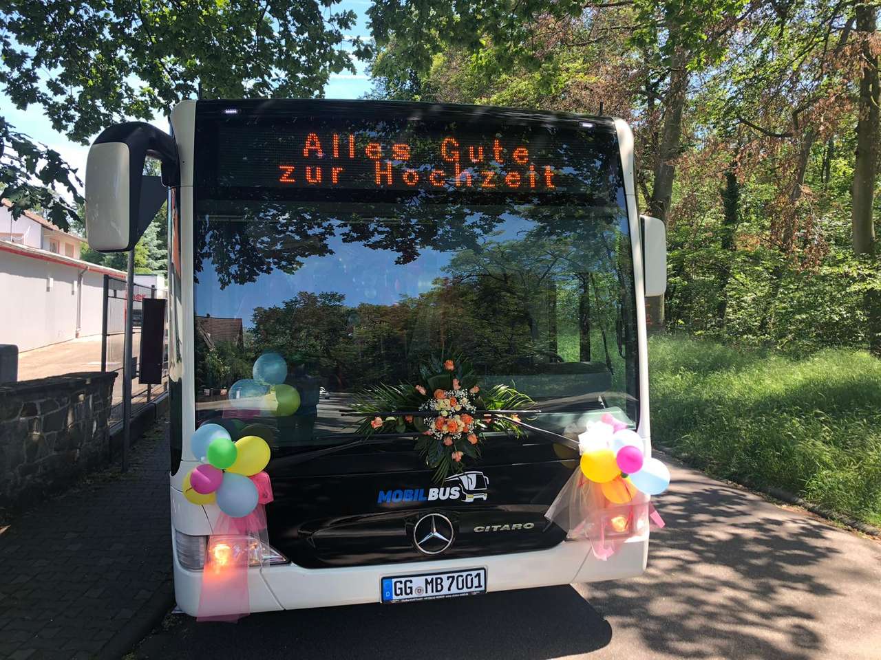 Украшенный свадебный автобус онлайн-пазл