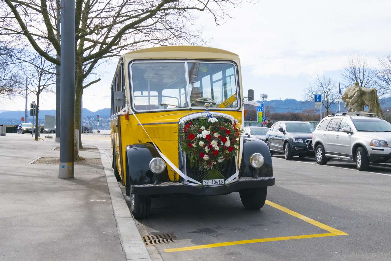 Zdobený svatební autobus skládačky online