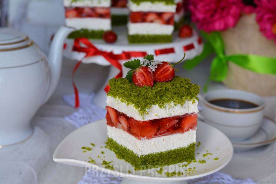 спаначена торта с ягоди онлайн пъзел