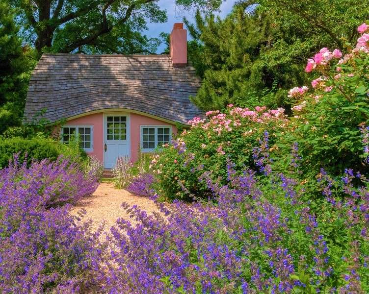 Cottage In The Garden online puzzle