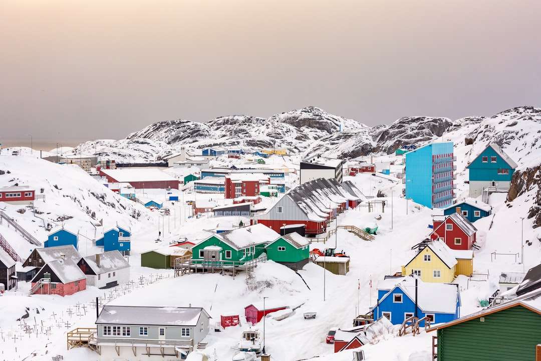 město na kopci pokryté sněhem skládačky online