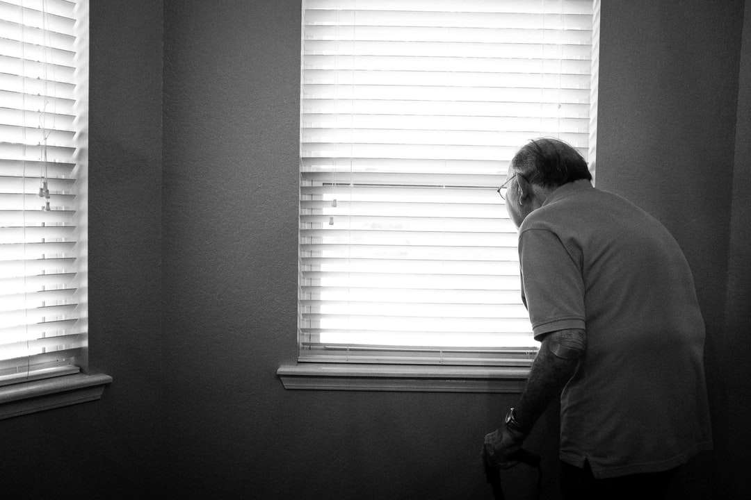 Homme debout à l'intérieur de la salle peinte en blanc puzzle en ligne