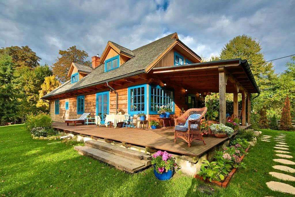 dřevěný dům s modrými okenicemi online puzzle