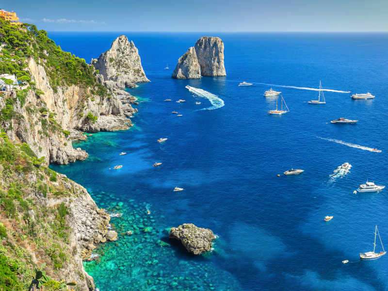 Capri-sziget a Nápolyi-öbölben, Olaszország online puzzle