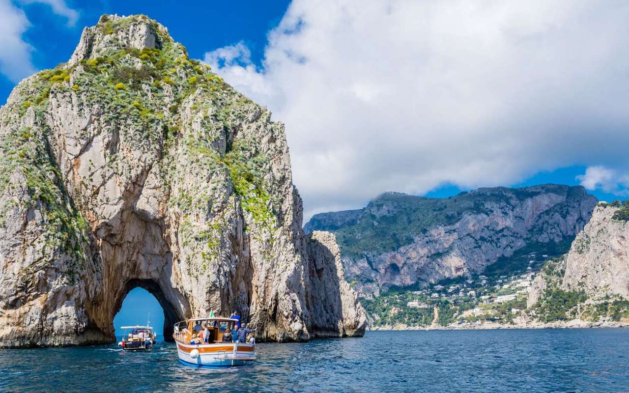 Ilha de Capri no Golfo de Nápoles, Itália puzzle online