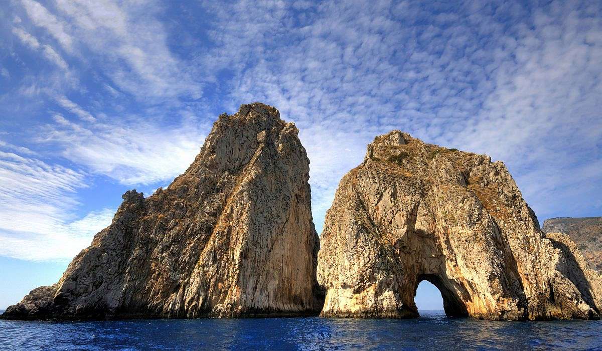 Isla de Capri en el Golfo de Nápoles, Italia rompecabezas en línea