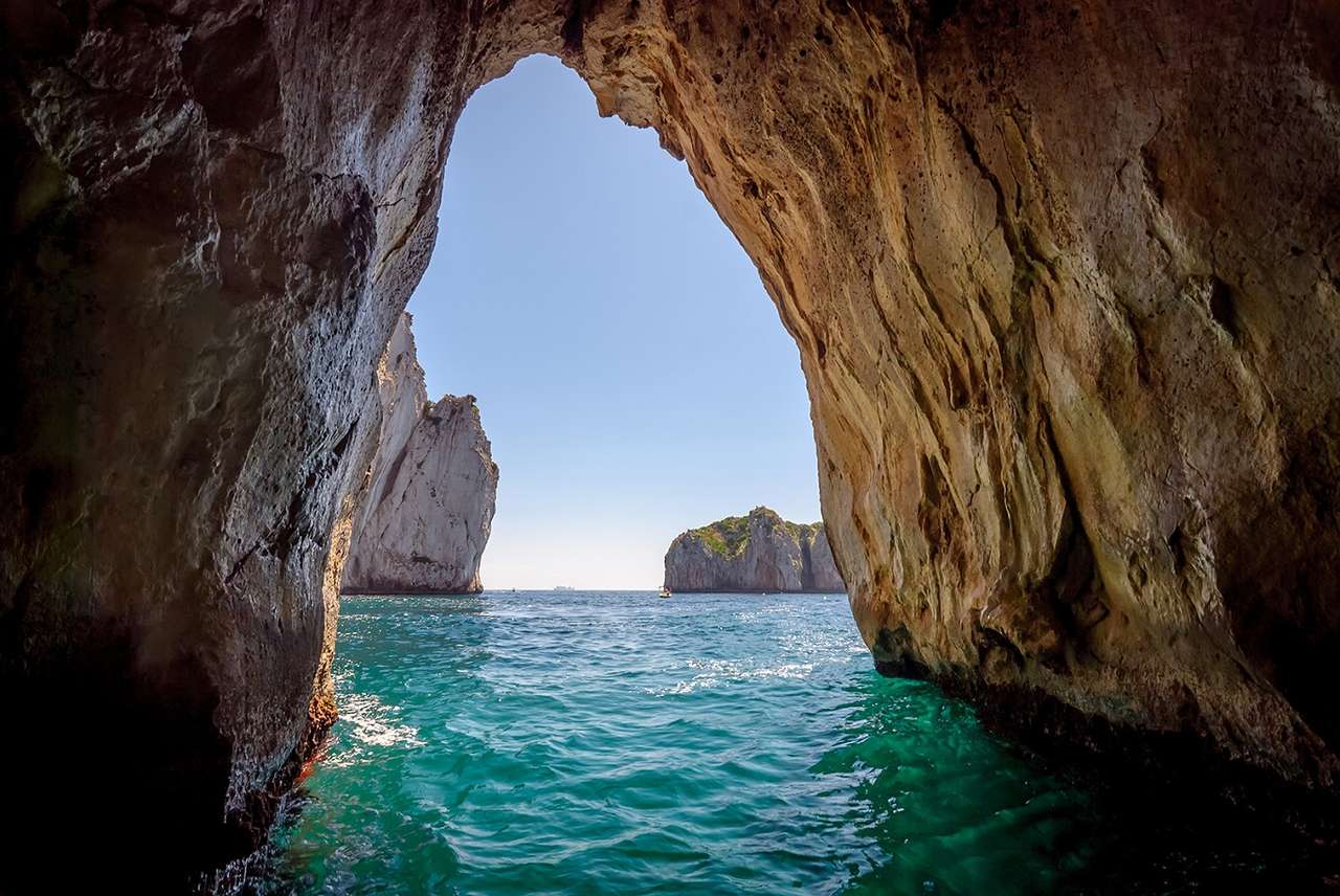 Capri-sziget a Nápolyi-öbölben, Olaszország online puzzle