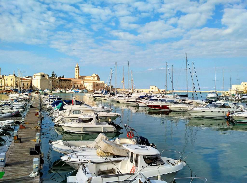 Hamnstad i Puglia Italien pussel på nätet