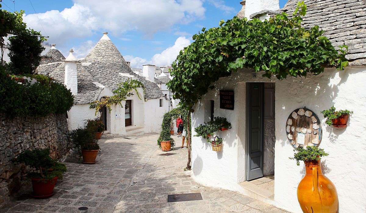Casas tradicionais trulli de Alberobello na Puglia puzzle online