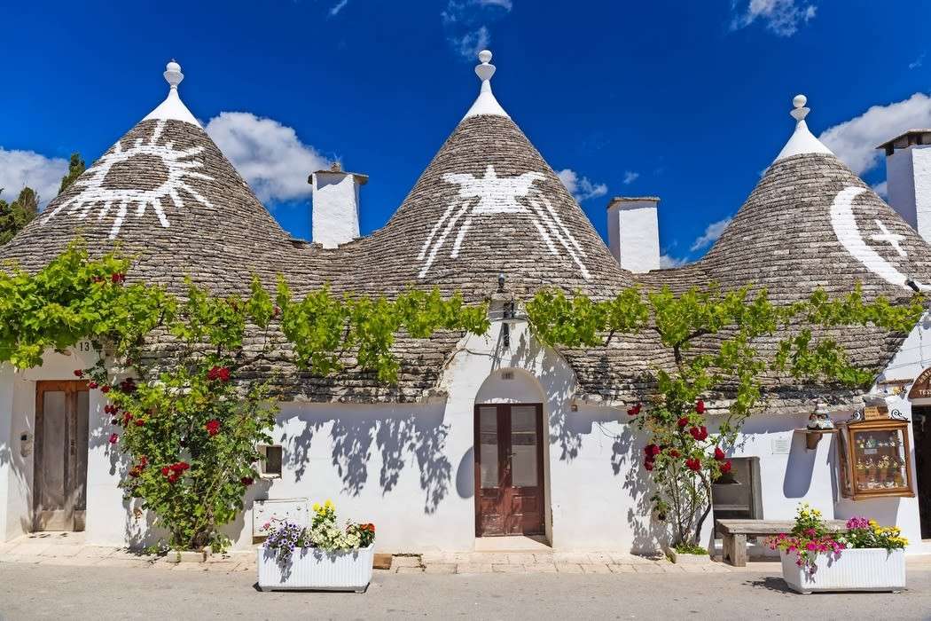 Alberobello Traditional trulli houses in Puglia online puzzle