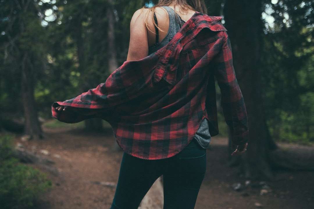 Kvinna i en skjorta i en skog Pussel online