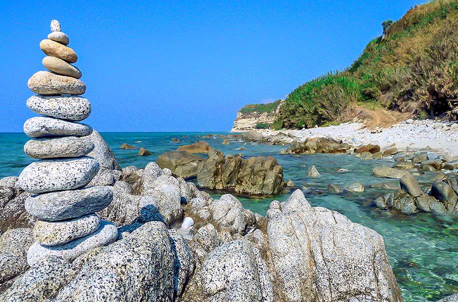 Arte en piedra en la costa de Calabria Italia rompecabezas en línea