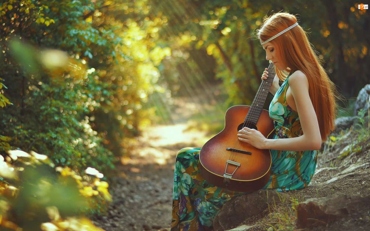 niña con una guitarra en el bosque rompecabezas en línea