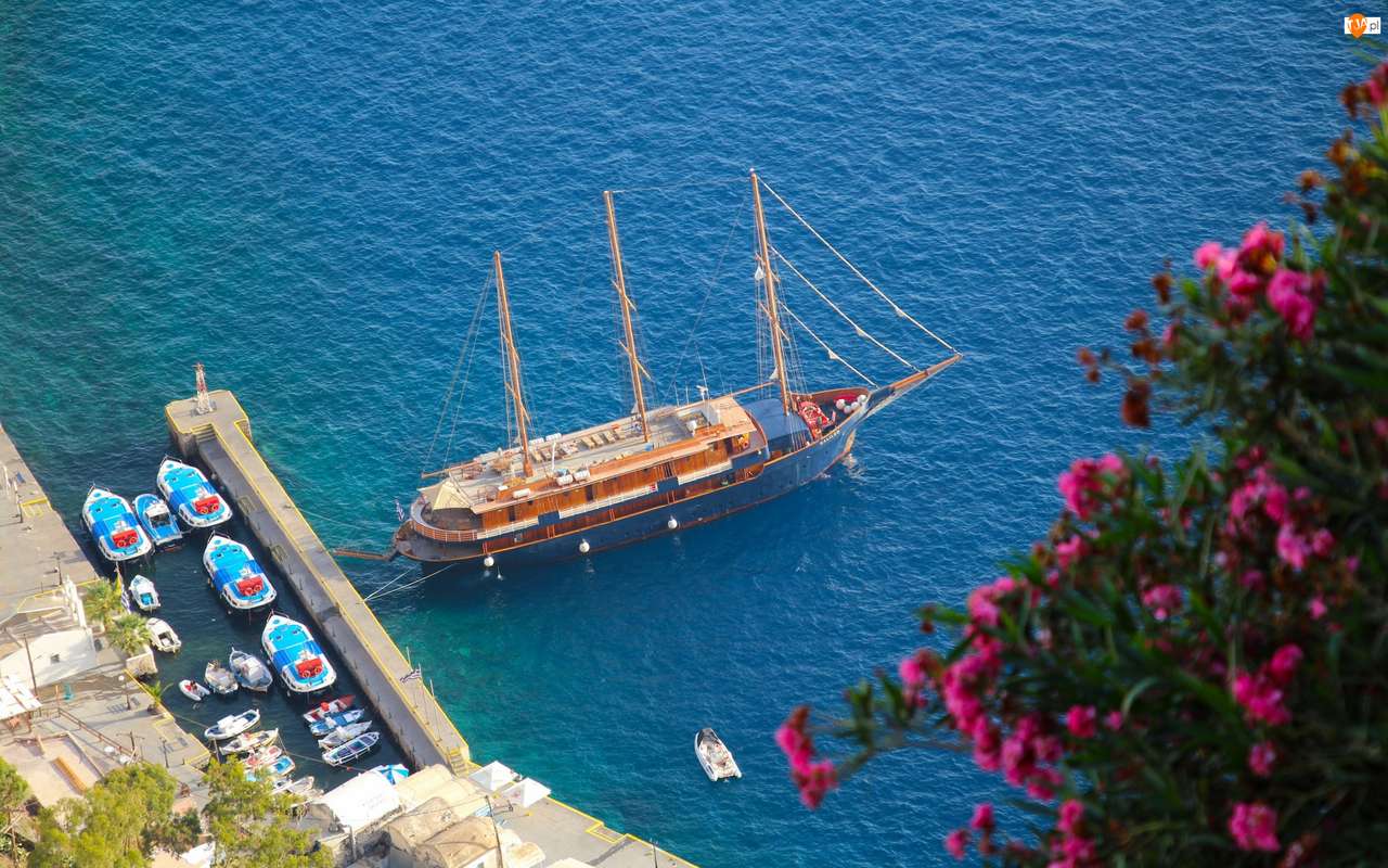 Yacht és csónakok az Égei-tenger partján online puzzle