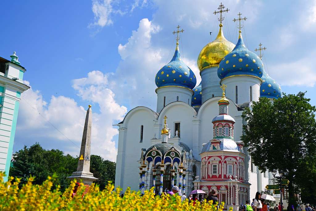 Sergiev Posad - une ville de Russie - un temple puzzle en ligne