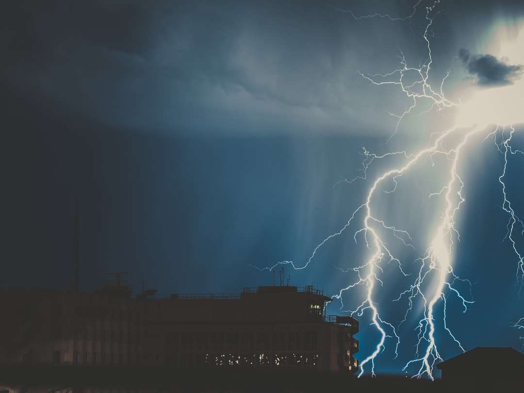 夜間の雷のシルエット写真 ジグソーパズルオンライン