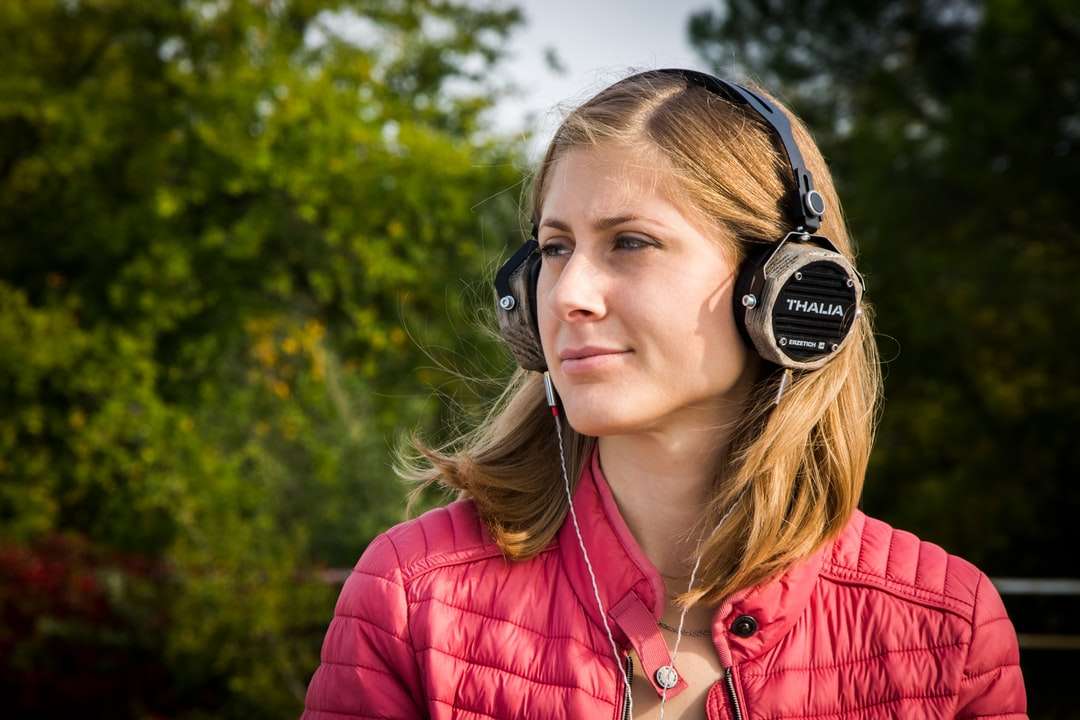 Mujer escuchando música a través de auriculares al aire libre rompecabezas en línea