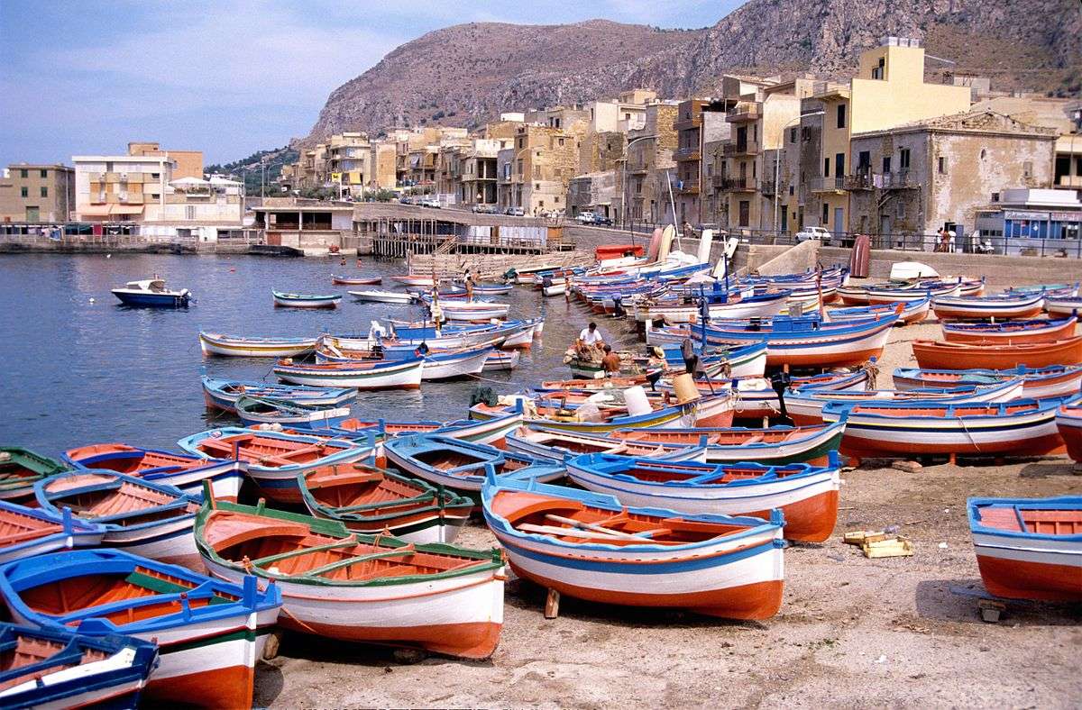 Човни Bagheria на пляжі Сицилії пазл онлайн