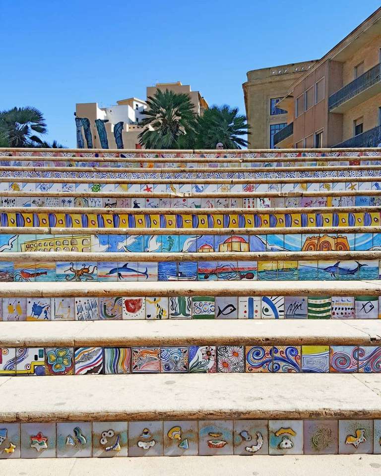Ζωηρόχρωμα σκαλοπάτια σε μια πόλη στη Σικελία online παζλ