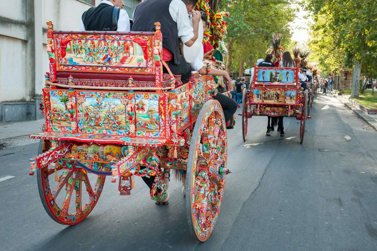 Colorido carruaje tradicional tirado por caballos en Sicilia rompecabezas en línea