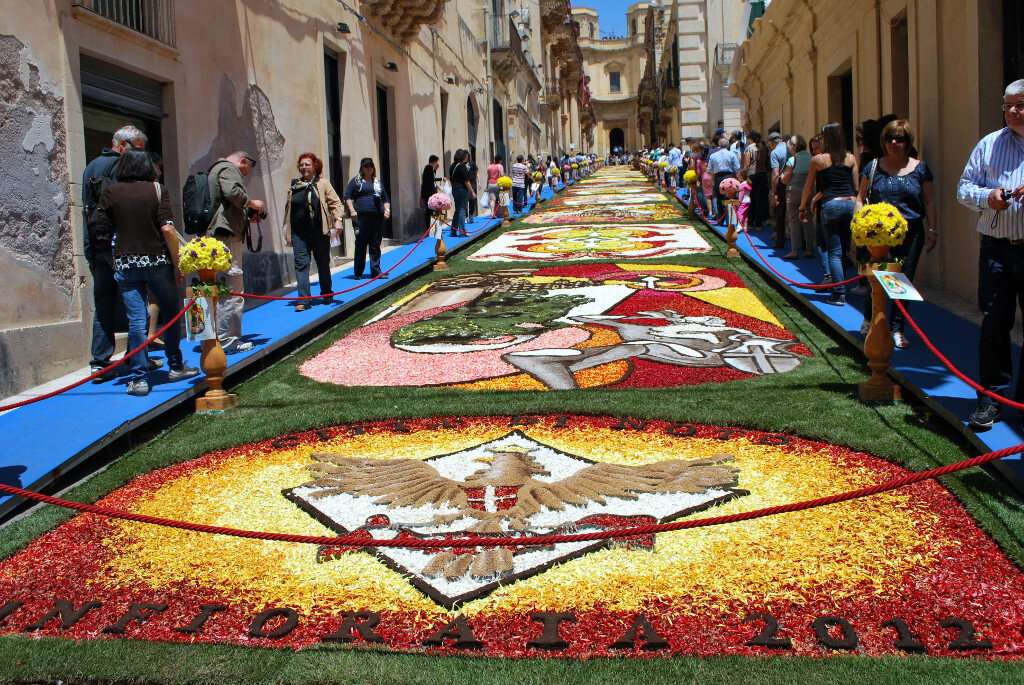 Blommamattor för en festival på Sicilien pussel på nätet