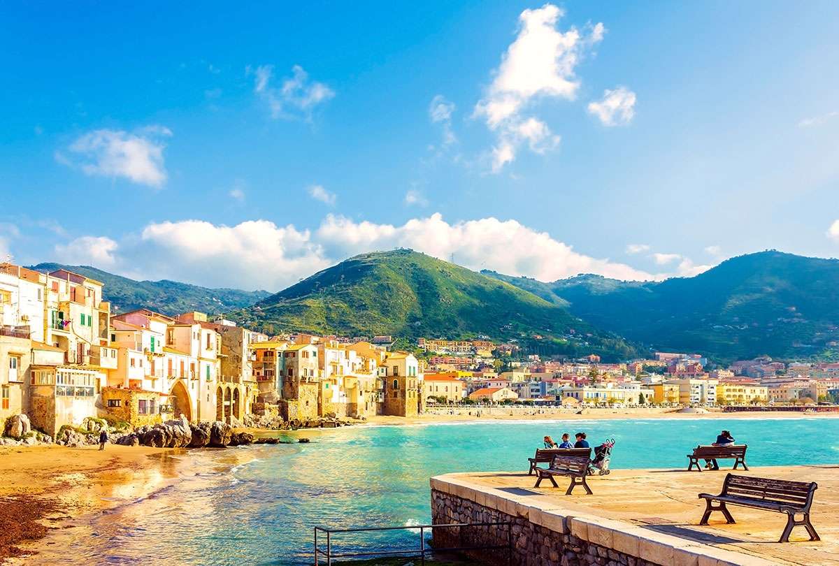 Παραθαλάσσια πόλη Cefalu στη Σικελία παζλ online