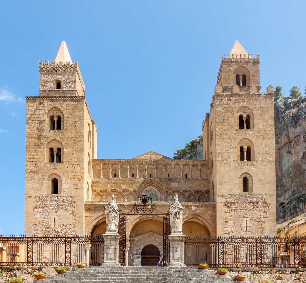 Cidade costeira de Cefalú na Sicília puzzle online