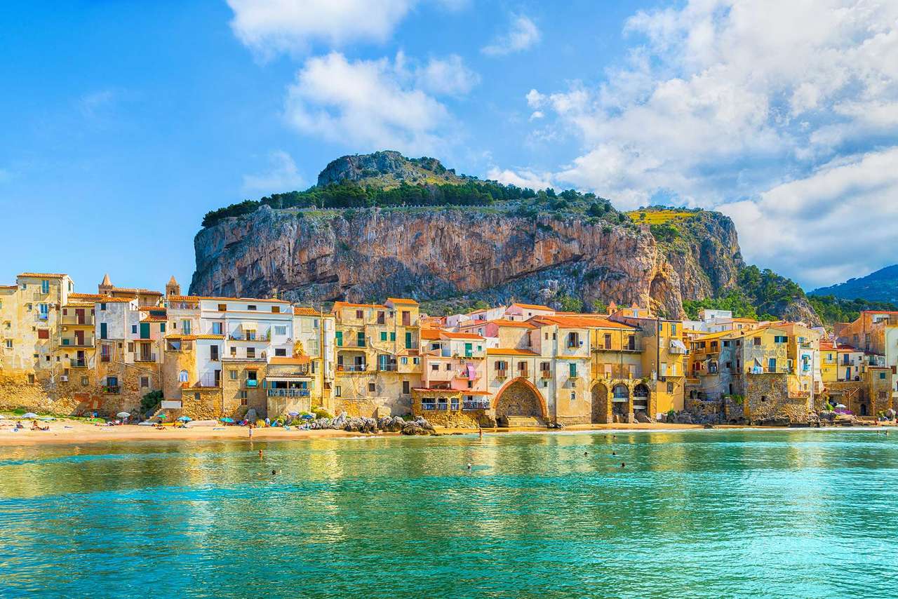 Ville côtière de Cefalu en Sicile puzzle en ligne