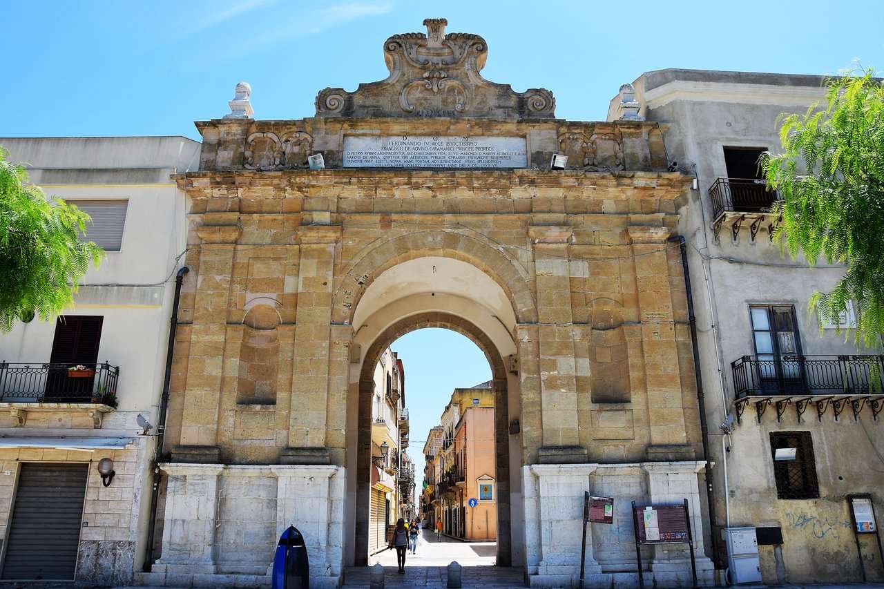 Marsala Porta Nuova stad på Sicilien pussel på nätet