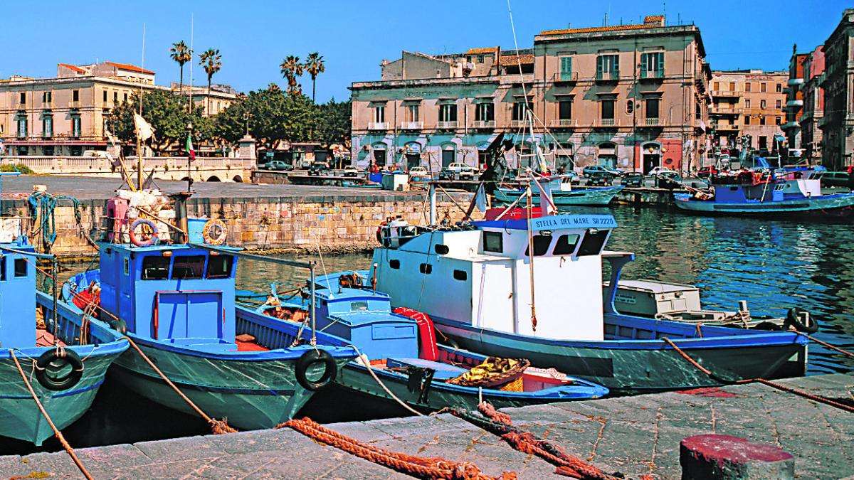 Antiguo puerto pesquero de Siracusa Sicilia rompecabezas en línea
