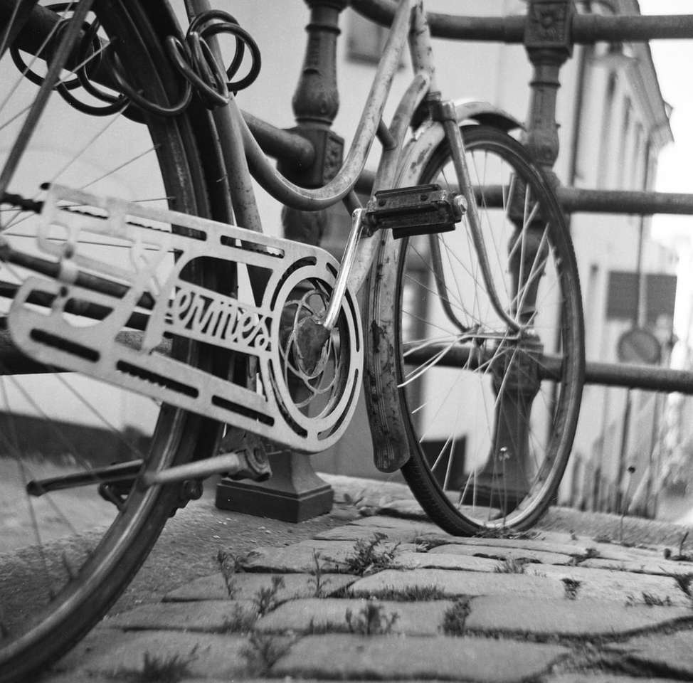 Bicicleta en una calle adoquinada rompecabezas en línea