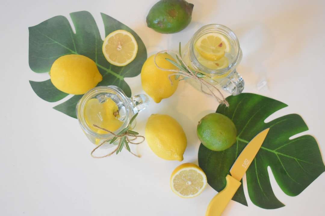 нарязан лимон върху прозрачен стъклен буркан онлайн пъзел