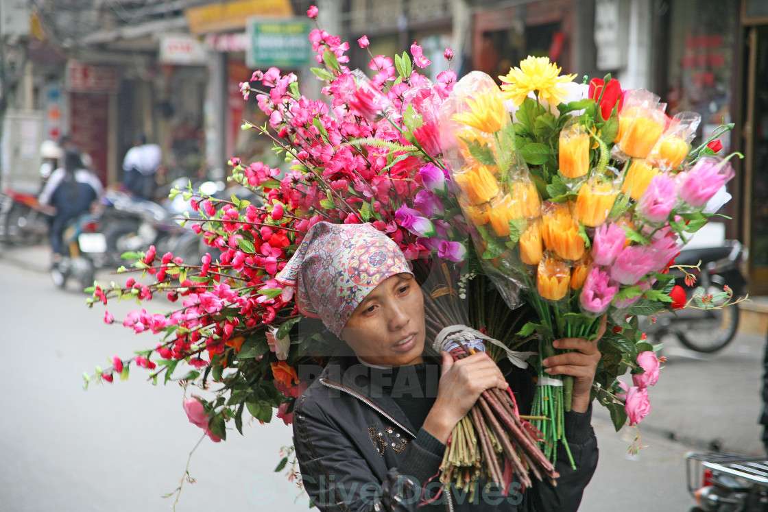 kvinna som bär blommor till salu pussel på nätet