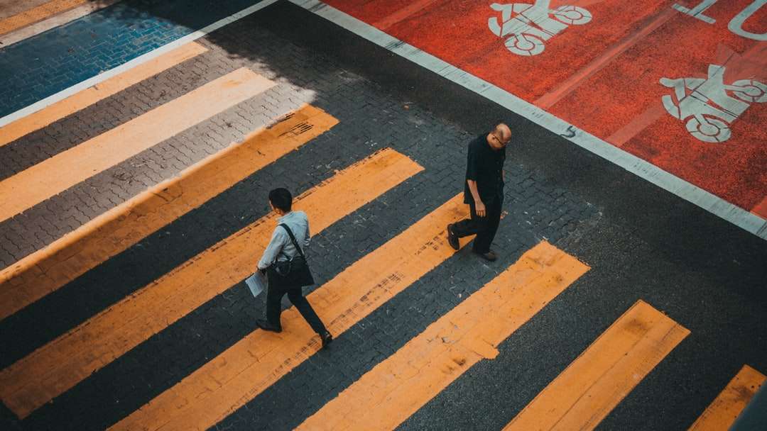 通りを歩いている2人の男性 オンラインパズル