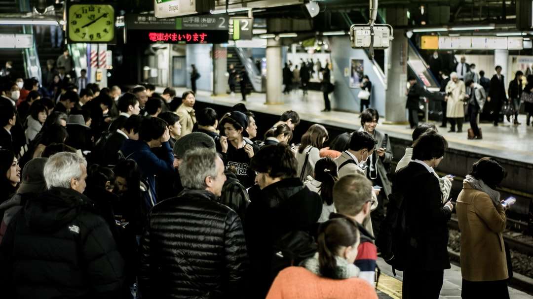 vonatra váró emberek kirakós online