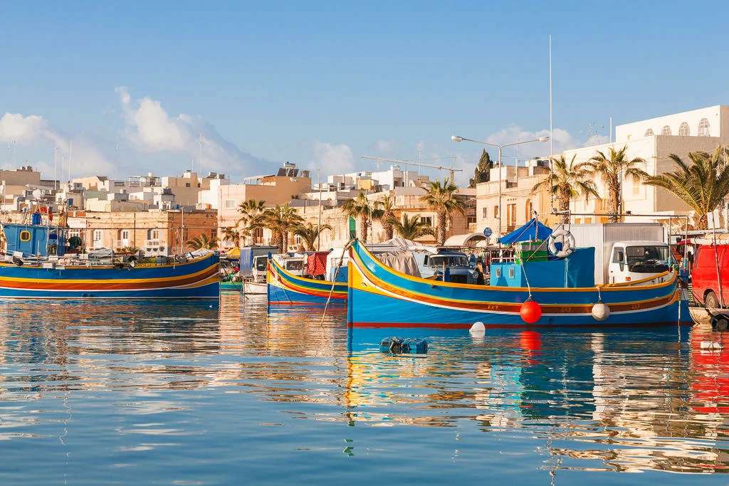 Färgrika skepp i hamnen i Malta Pussel online