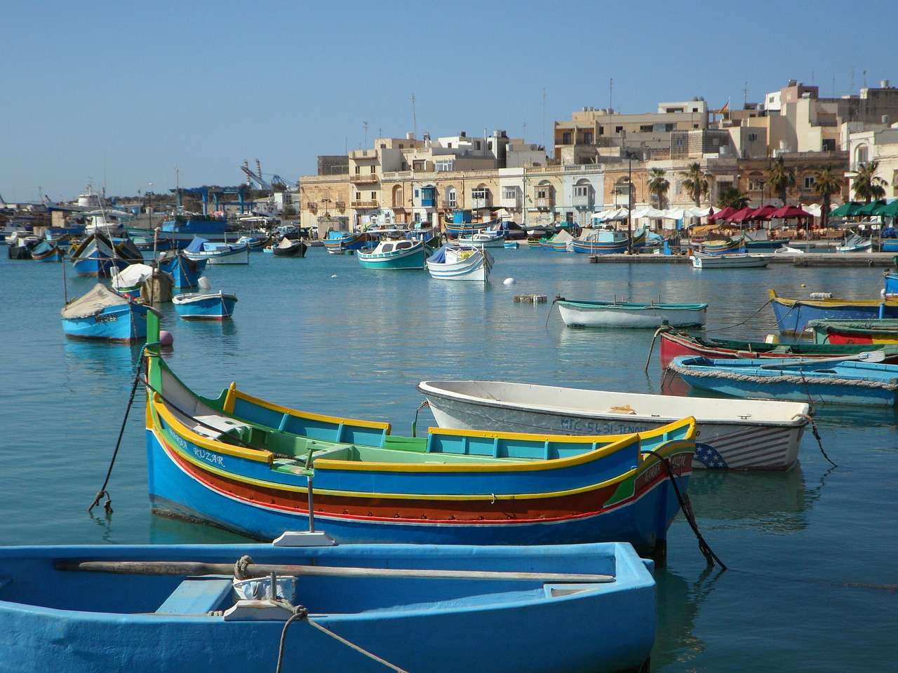 Barevné lodě v přístavu na Maltě skládačky online