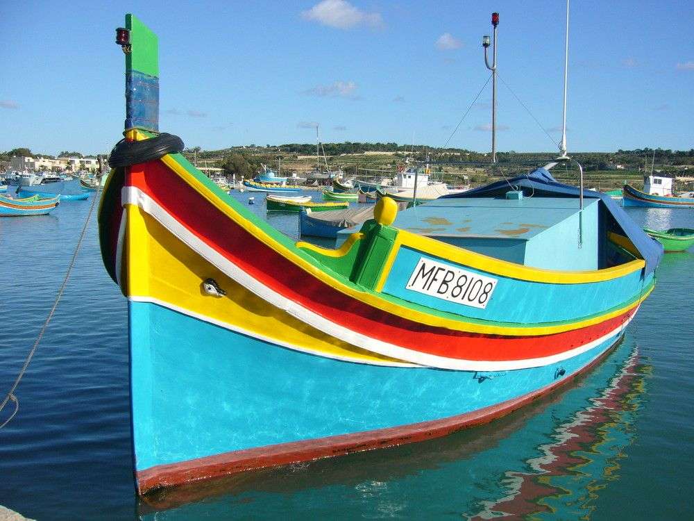 Barcos coloridos en el puerto de Malta rompecabezas en línea