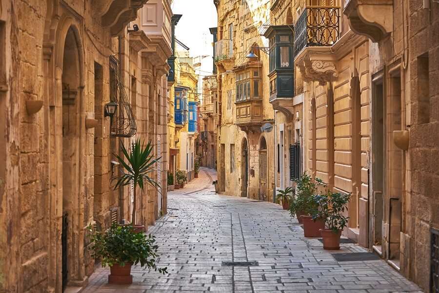 Valetta alley in Malta jigsaw puzzle online