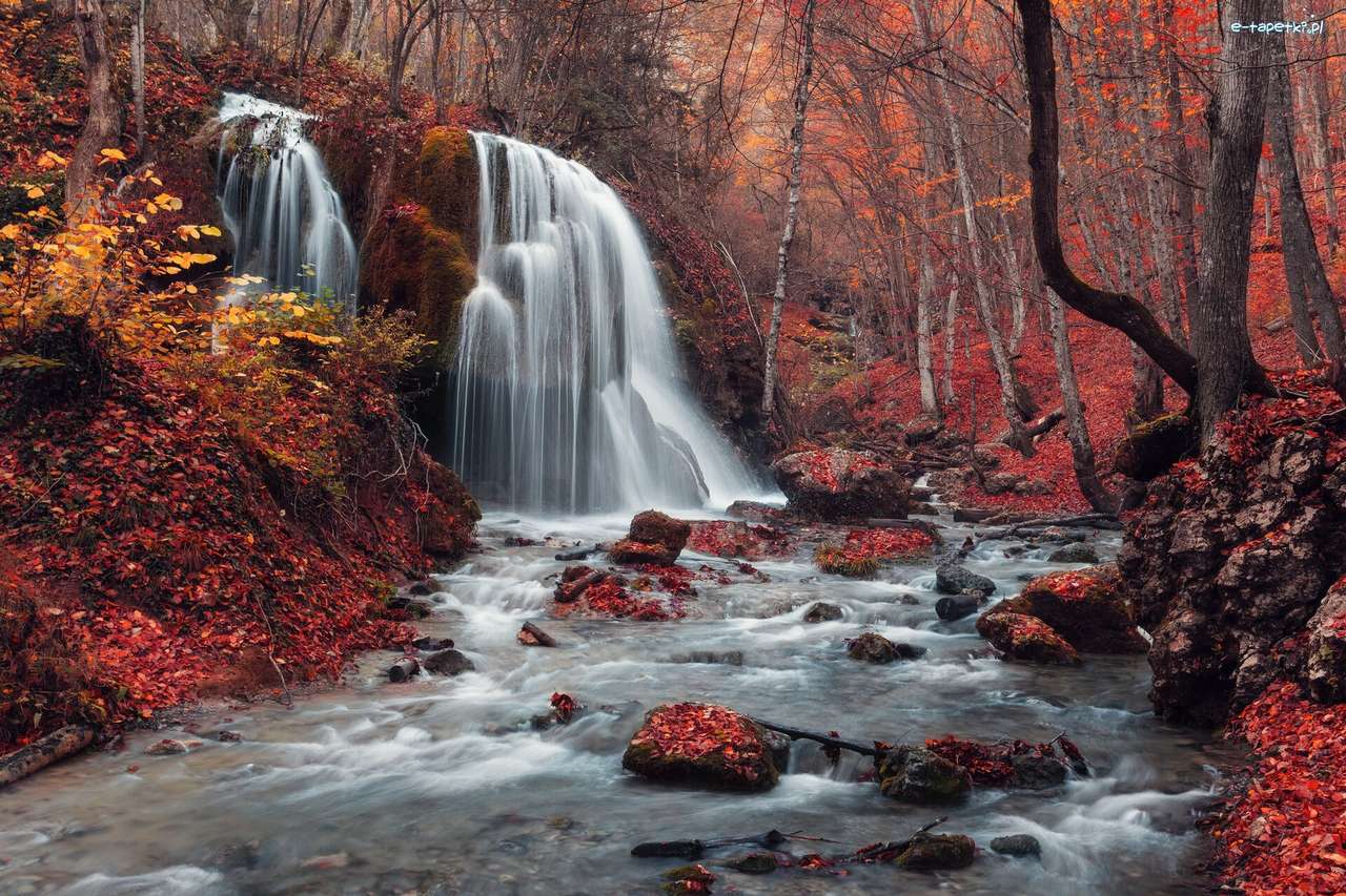 podzim v lese s vodopádem skládačky online