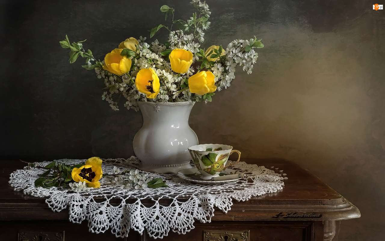 жълти цветя във ваза онлайн пъзел