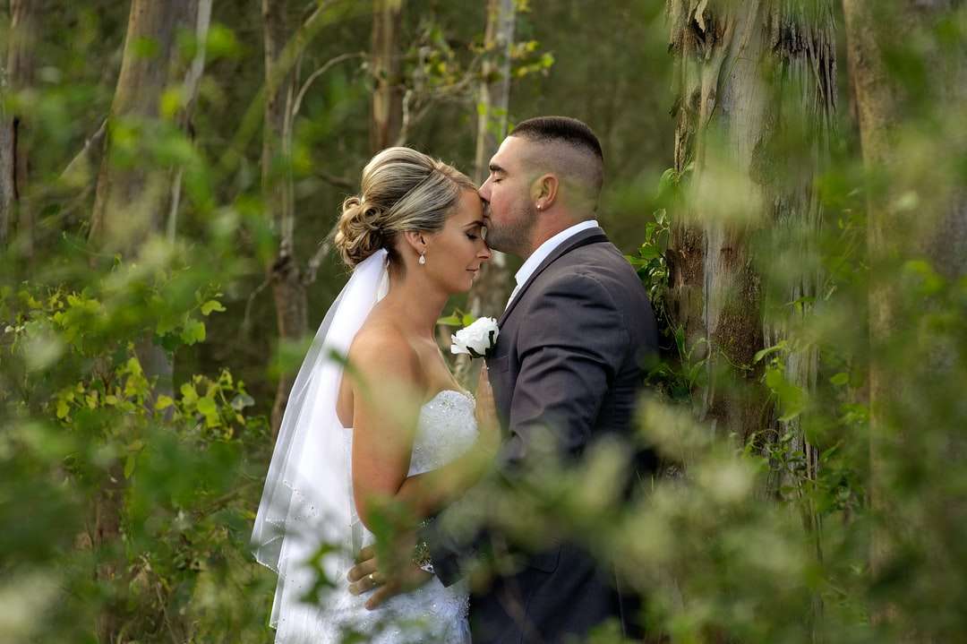 Lo sposo dà il bacio sulla fronte della sposa puzzle online