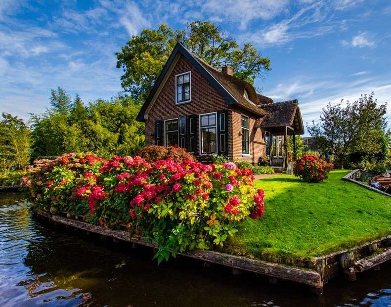 Maison avec des fleurs puzzle en ligne