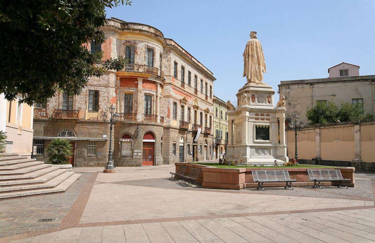 Oristano Piazza Eleonora en Sardaigne puzzle en ligne